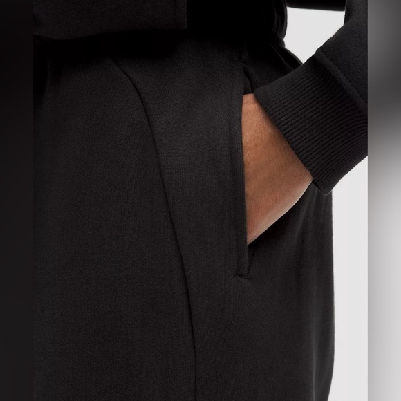 Lululemon Scuba Mid-Rise Oversized Jogger
Regular - Picture 4 of 12